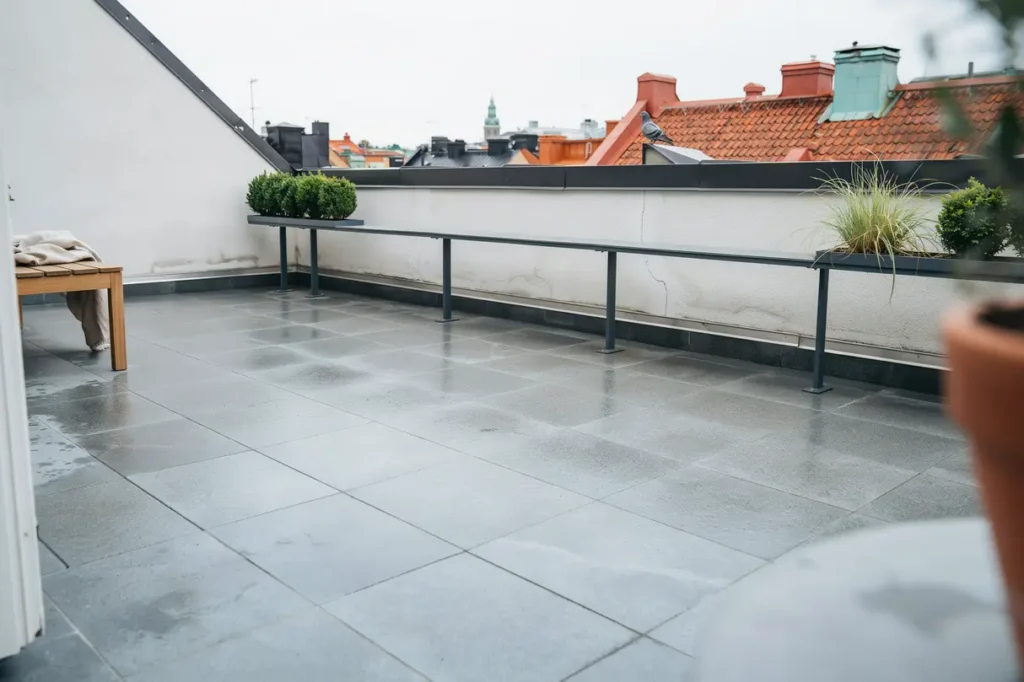 platts ttning av takterrass med granitplattor i l rkstaden stermalm